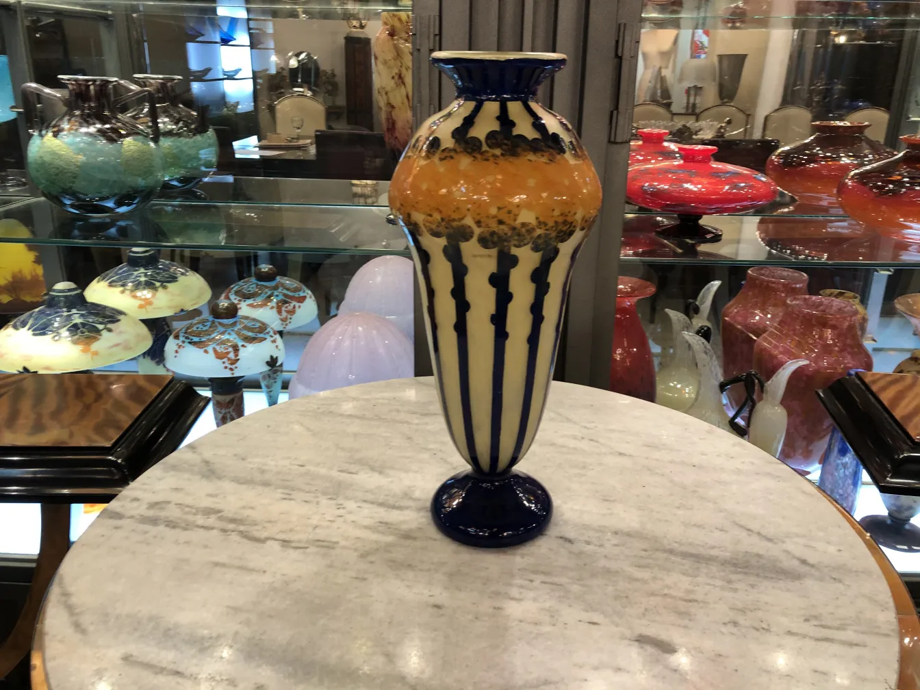 Vaso antigo com design colorido e assinatura Le Verre.