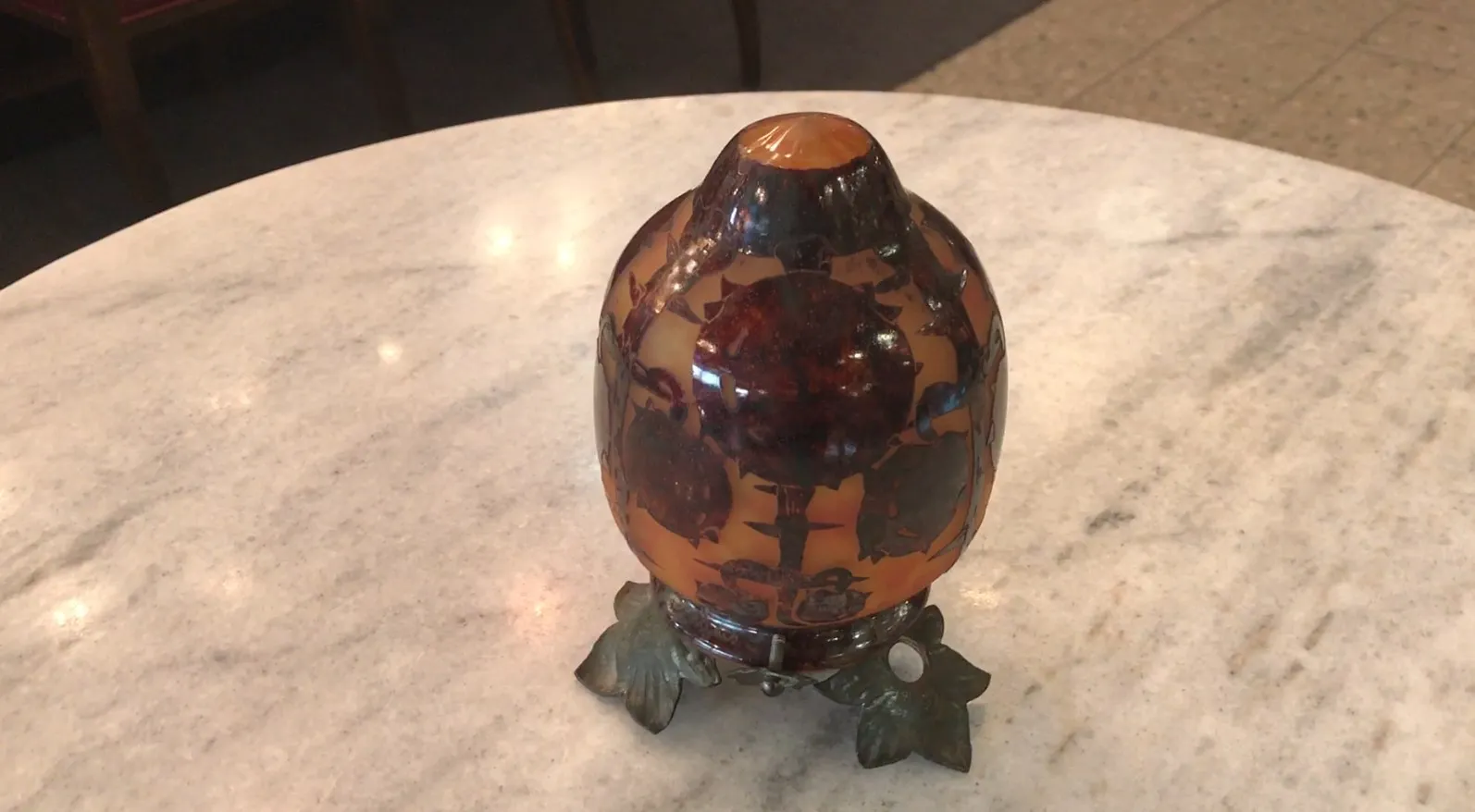 Vidrio firmado Le Verre en pedestal con detalles decorativos.