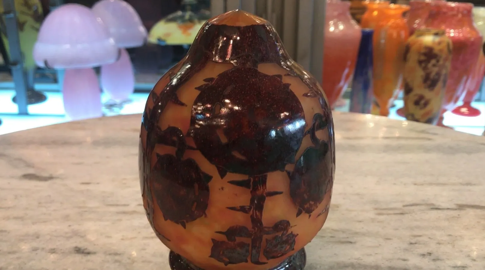 서명된 고전 유리 병(Le Verre), 장식 배경