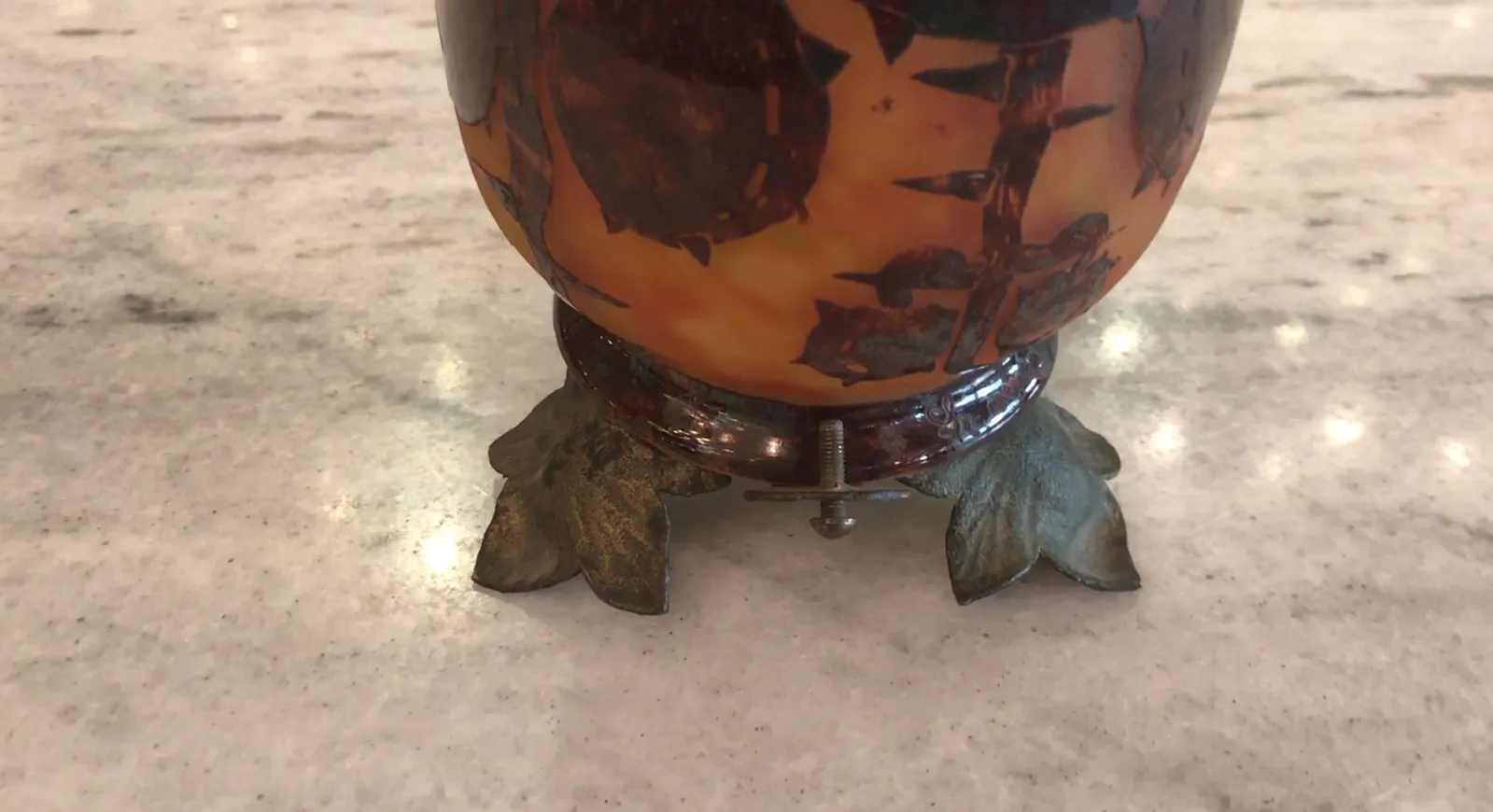 Vetro firmato Le Verre con supporto decorativo antico a foglie.