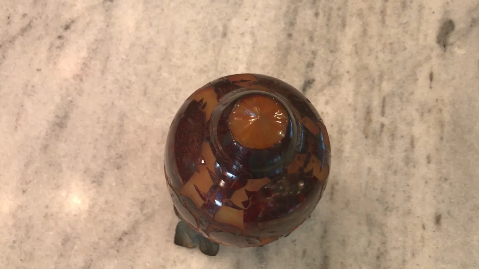 Vetro firmato Le Verre con colori caldi in stile antico.