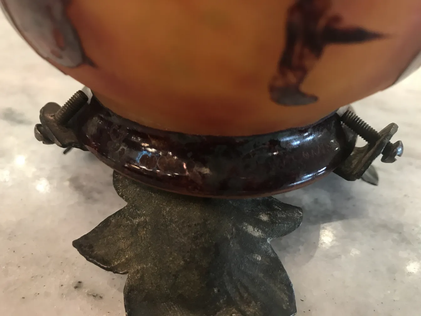 Base de um vidro antigo assinado Le Verre com detalhes artísticos.