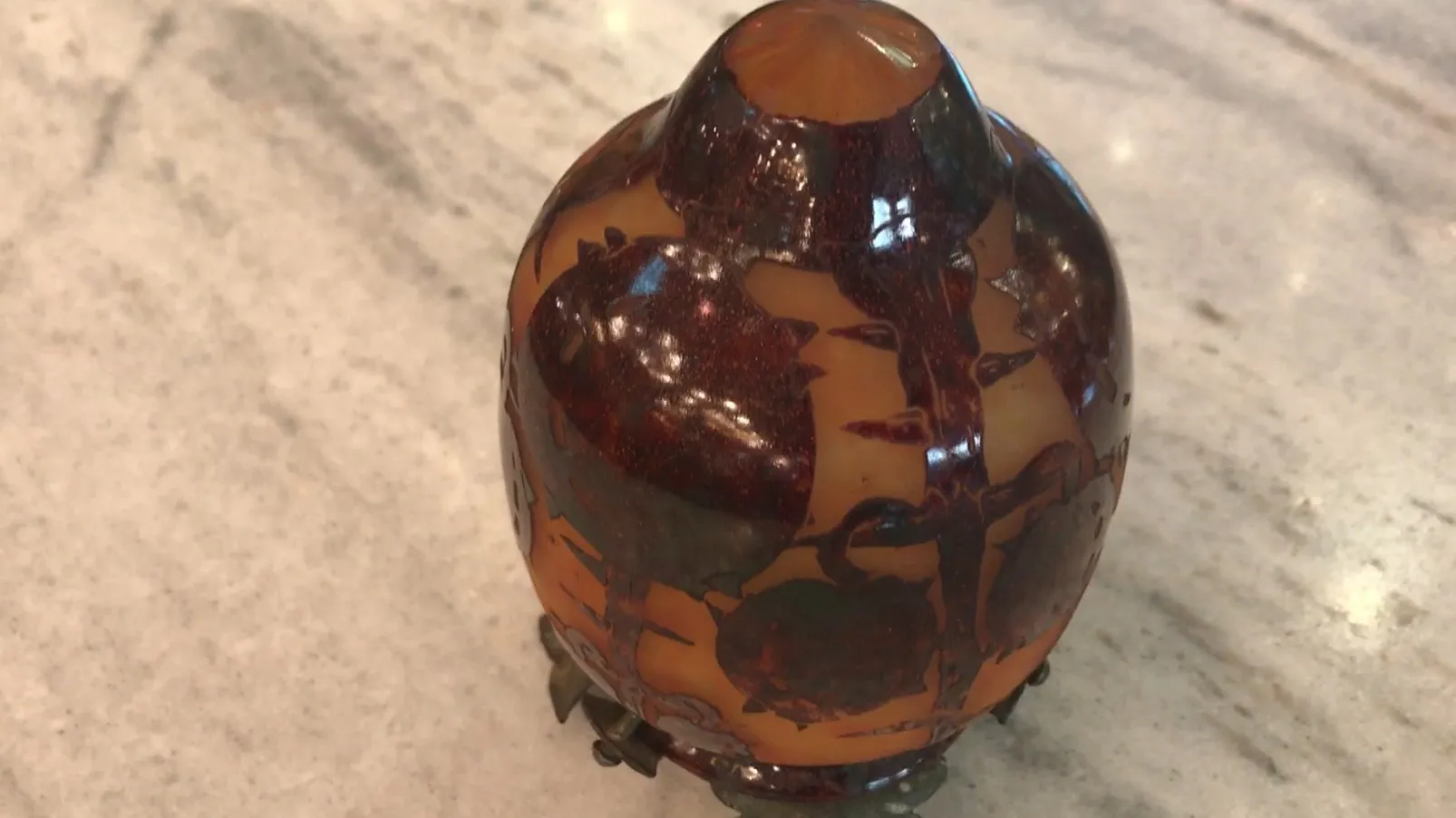 signiertes glas mit elegantem design in warmen tönen