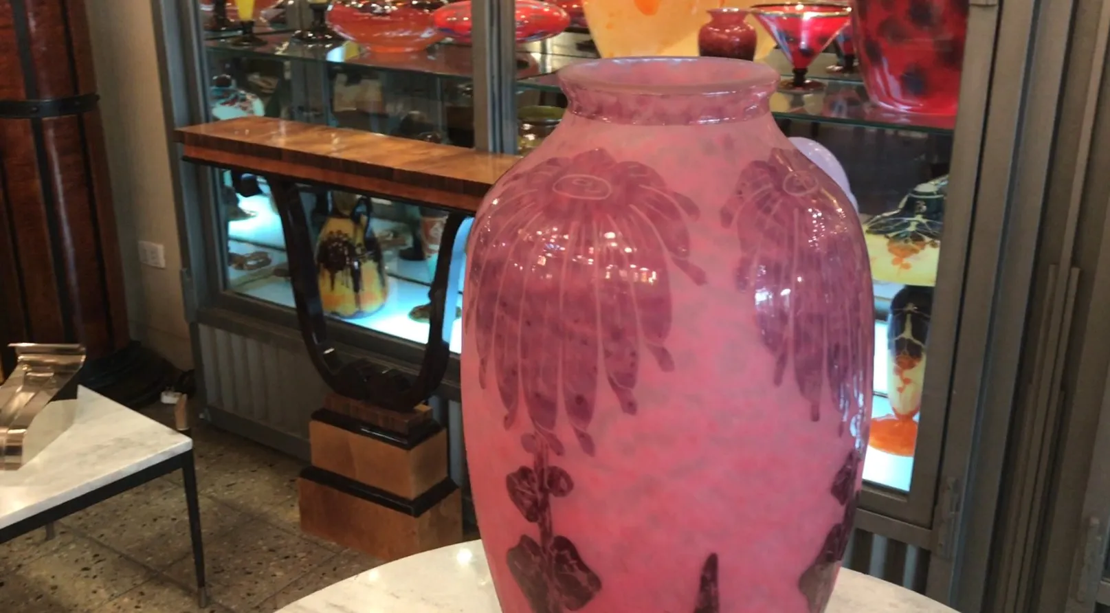 Vase ancien en verre signé Le Verre, couleur rose avec des motifs floraux.