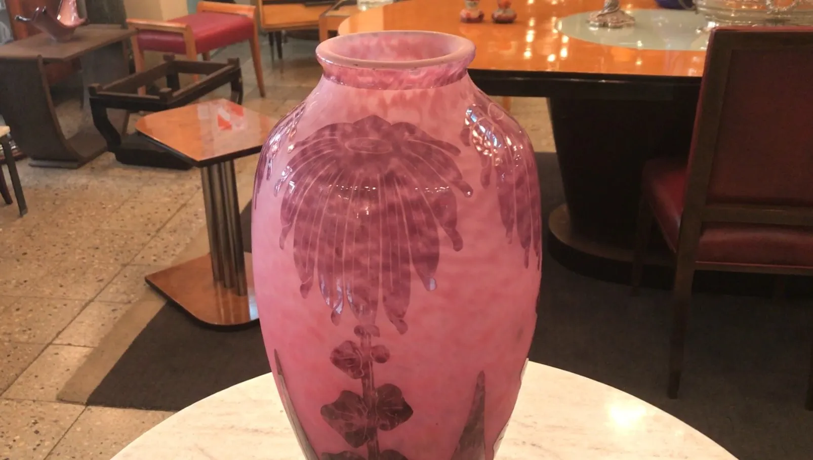 Antikes signiertes Glas Le Verre in Rosa mit Blumenmuster. In einem Antiquitätengeschäft.