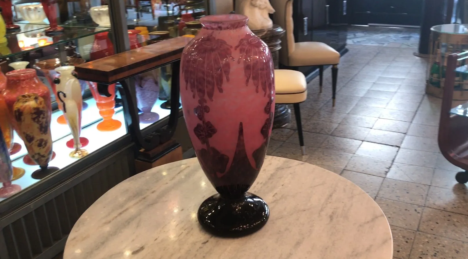 Antike signierte Glas Le Verre mit Blumenmuster.