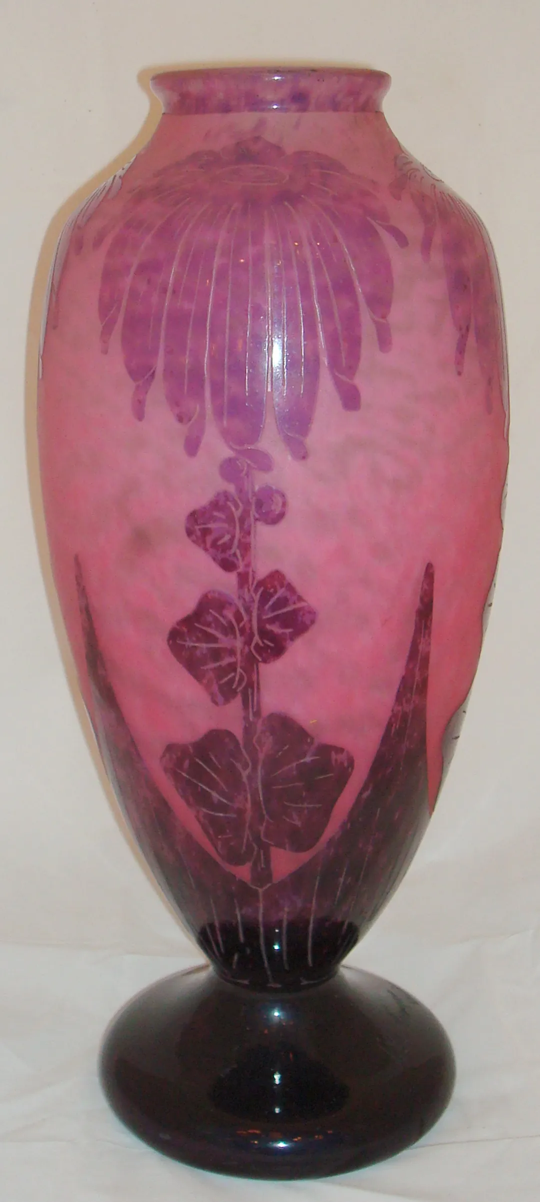 Antiquariato con design floreale in rosa e viola, vetro.