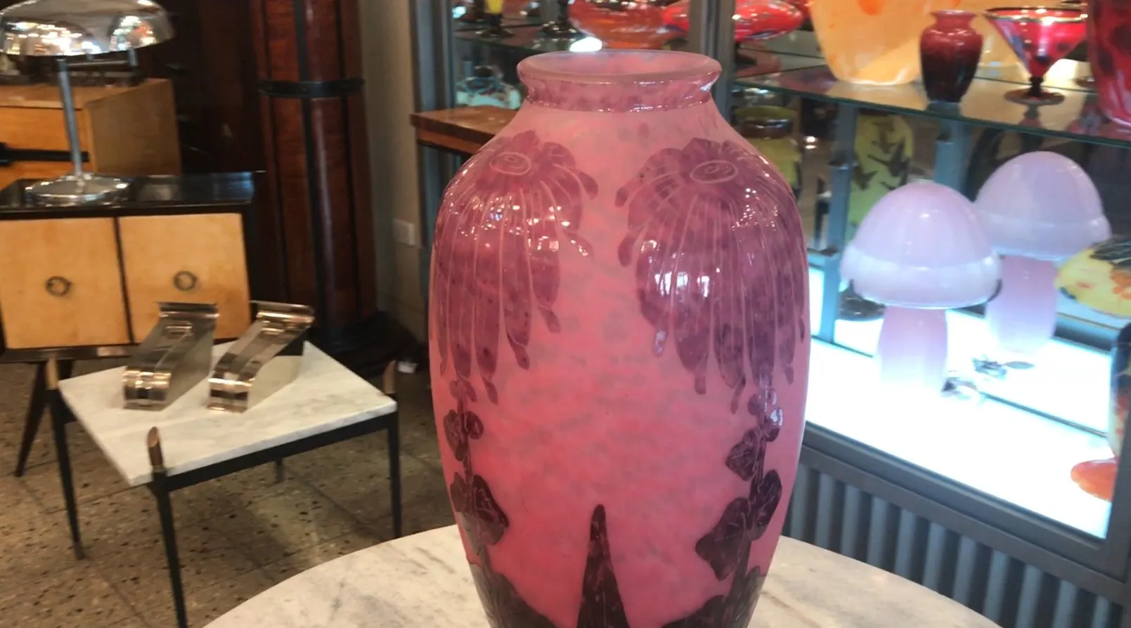 Antiquité verre signé avec décorations en rose