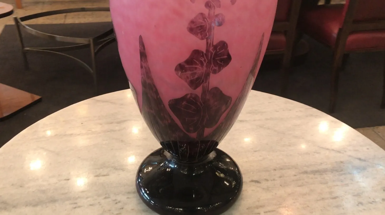 antiquité verre signé Le Verre en forme de vase