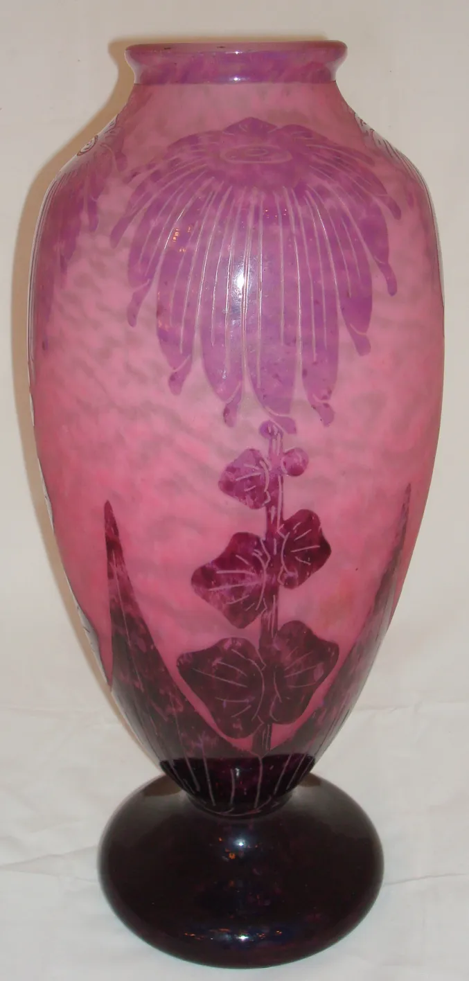 Vaso antico in vetro firmato Le Verre con decorazioni floreali