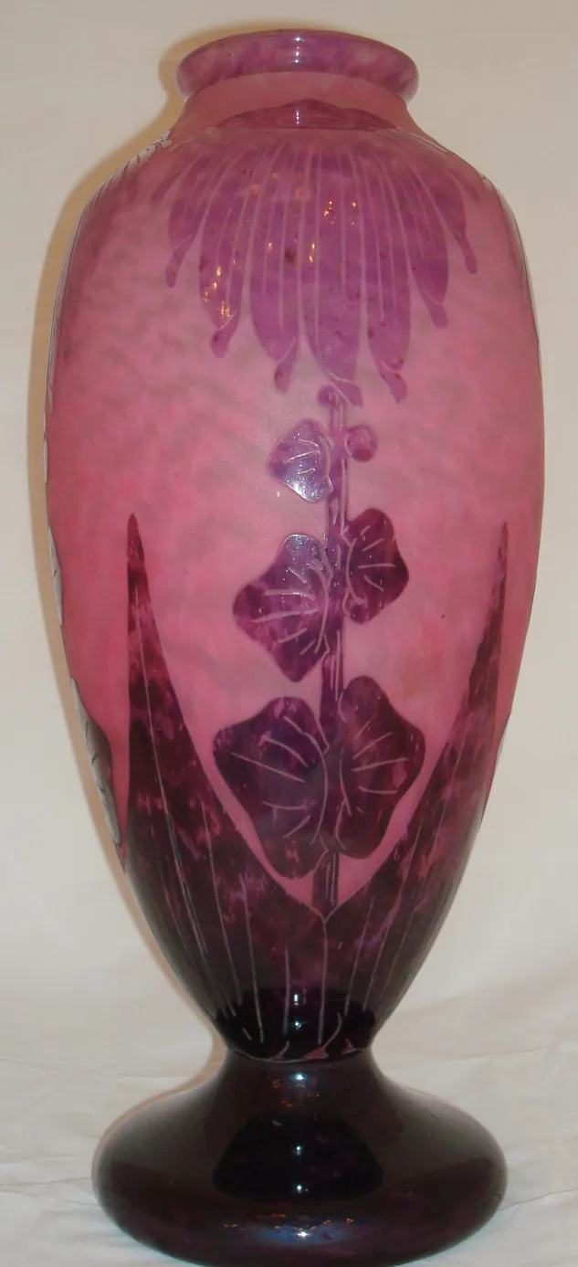 vase ancien en verre signé Le Verre avec motif floral en teintes violettes