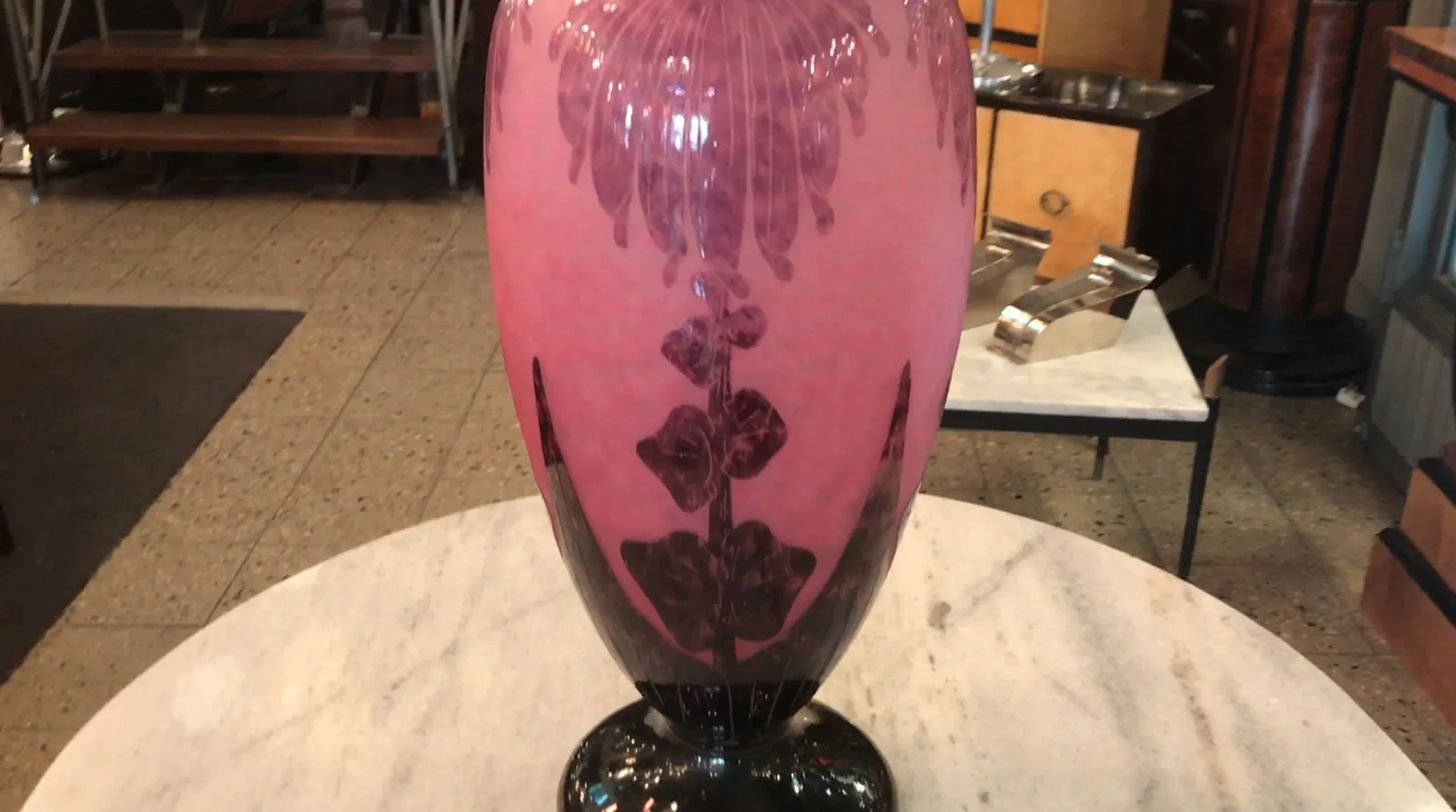 Антикварная ваза из подписанного стекла Le Verre с розовыми цветами, элегантная обстановка.