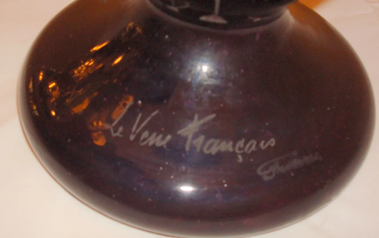 经典风格的签名玻璃（Le Verre），以装饰性花瓶形状展示。