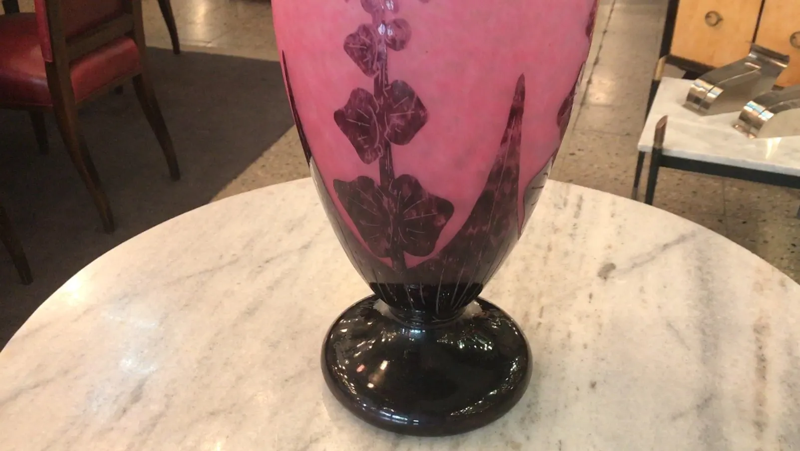 Antiguo vaso de vidrio firmado Le Verre con diseño floral, destaca su color y forma. Ideal para coleccionistas.