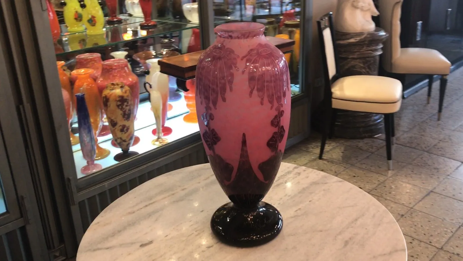 Vetro firmato Le Verre antico in un ambiente decorativo con altri oggetti