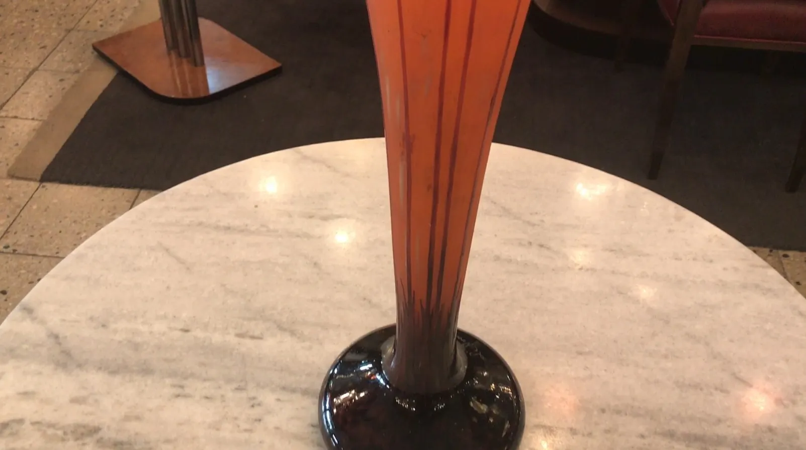 Vidrio firmado Le Verre en un ambiente de antigüedades.