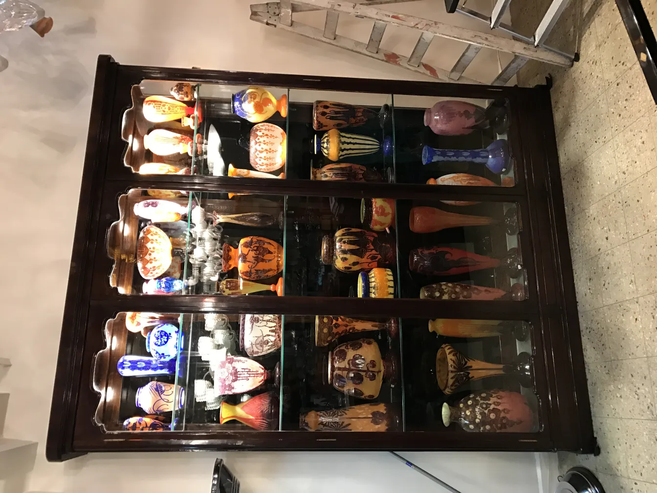 古董展示柜内有签名玻璃Le Verre