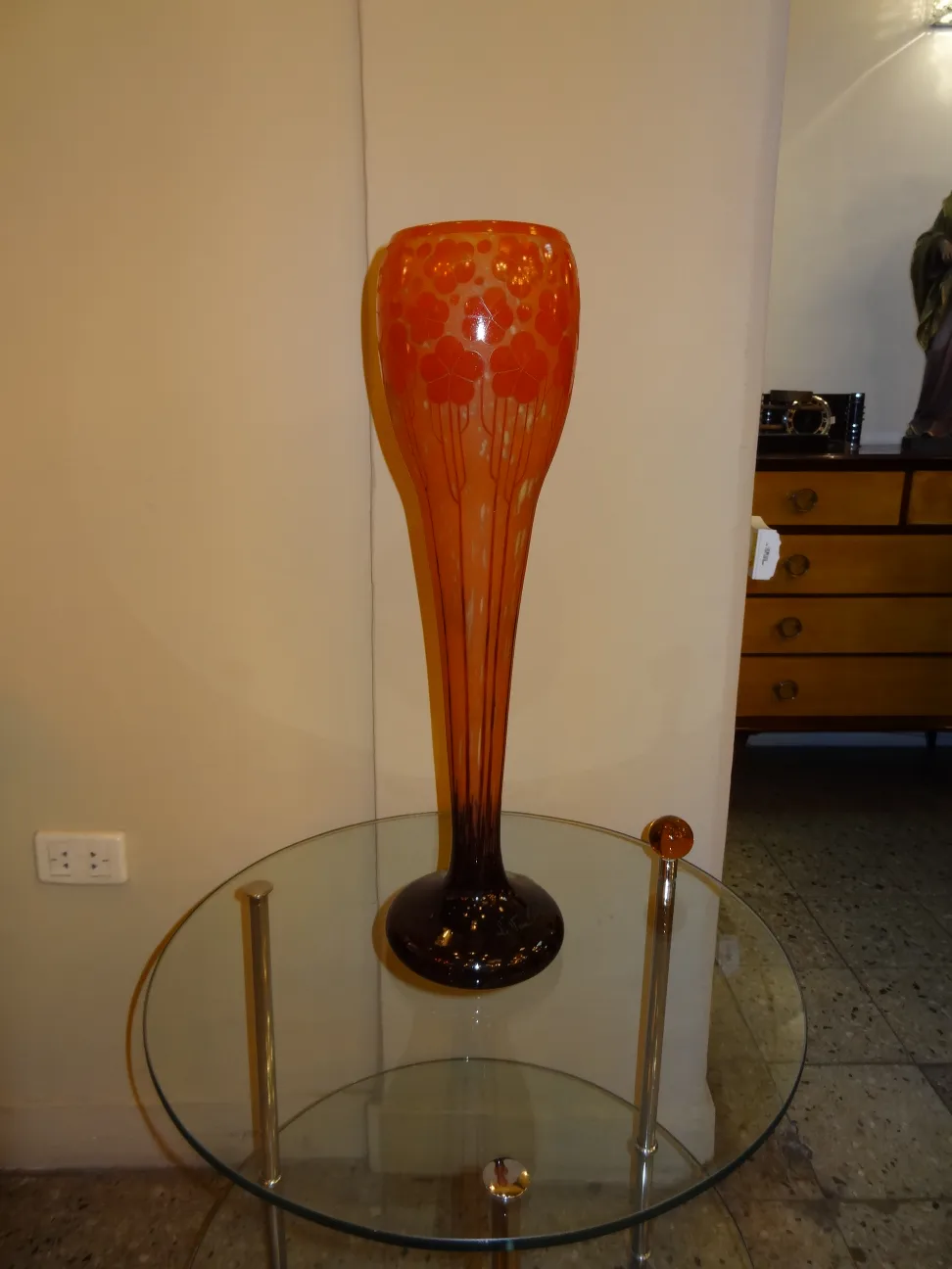 Vase antique en verre signé Le Verre avec un motif floral.
