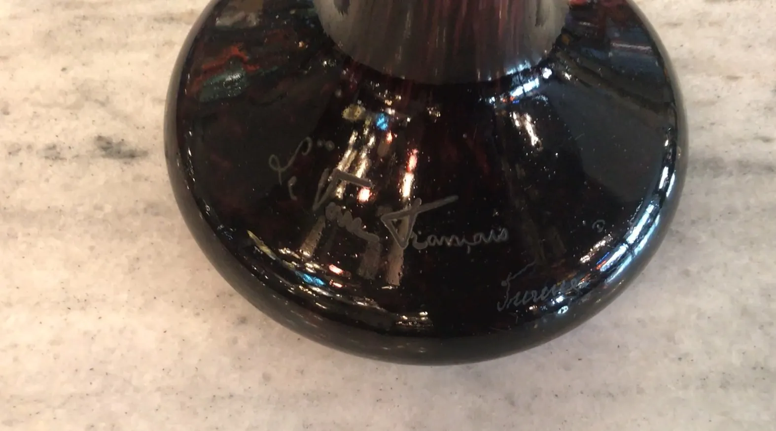 زجاج قديم موقّع Le Verre بتصميم أنيق مع نقوش.