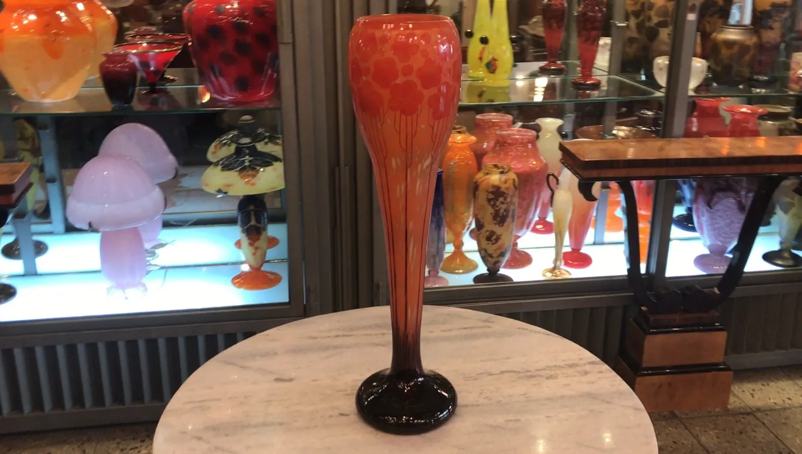 Antigüedad vidrio Le Verre con decoraciones coloridas y toques naranjas.
