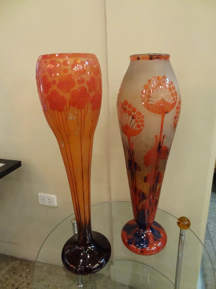 Deux vases en verre antiques avec des designs colorés