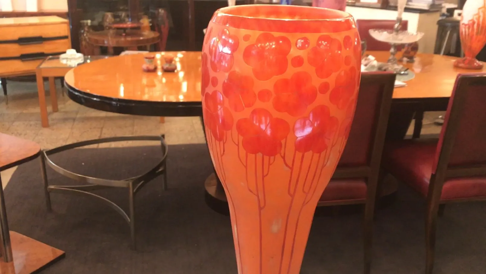 Vaso in vetro firmato Le Verre con dettaglio floreale in un ambiente antico