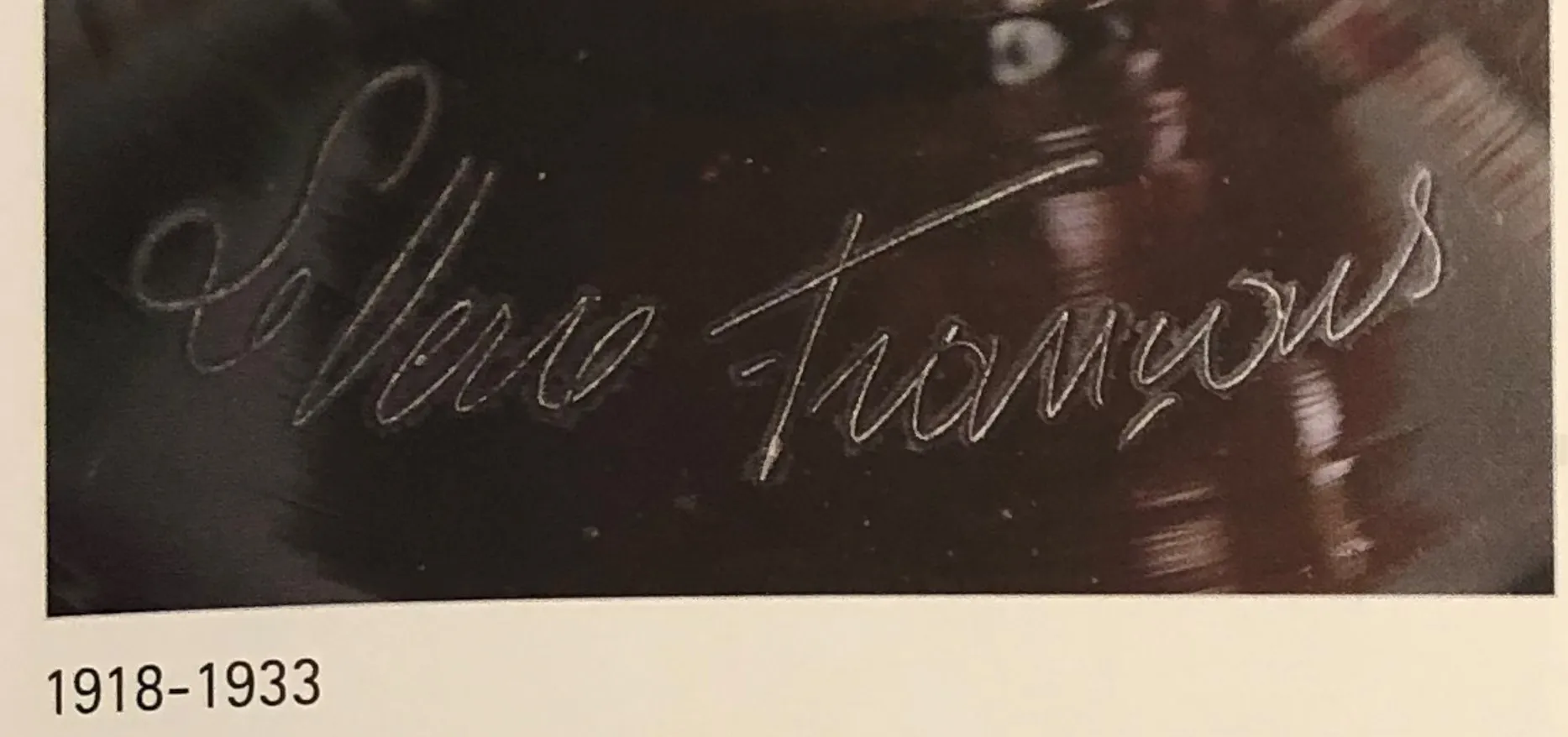 Verre ancien signé avec un design fluide, fond sombre