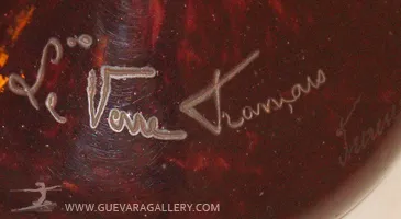 Vidrio antiguo firmado Le Verre con inscripciones visibles.