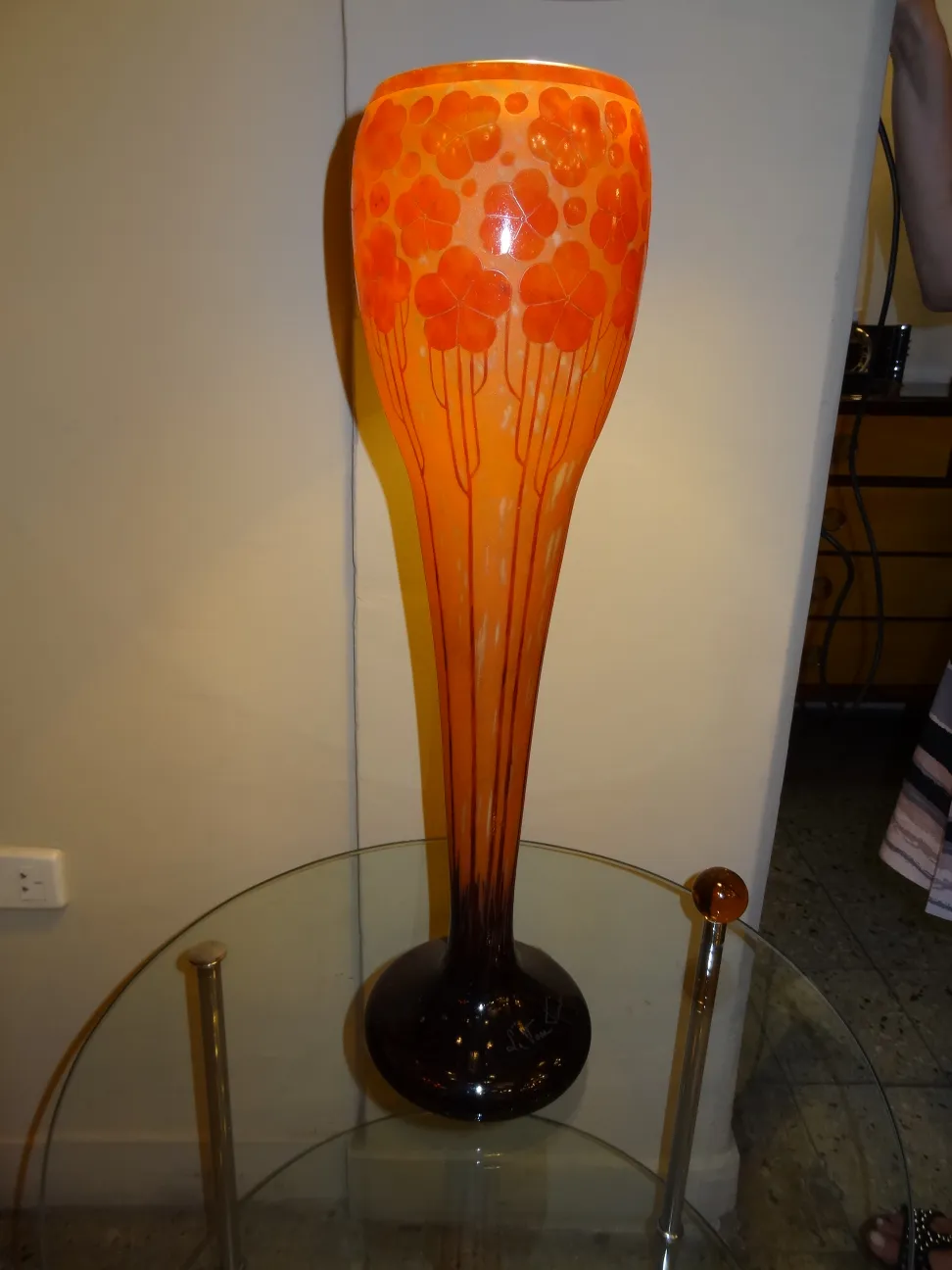 pièce ancienne avec motif floral en verre signé