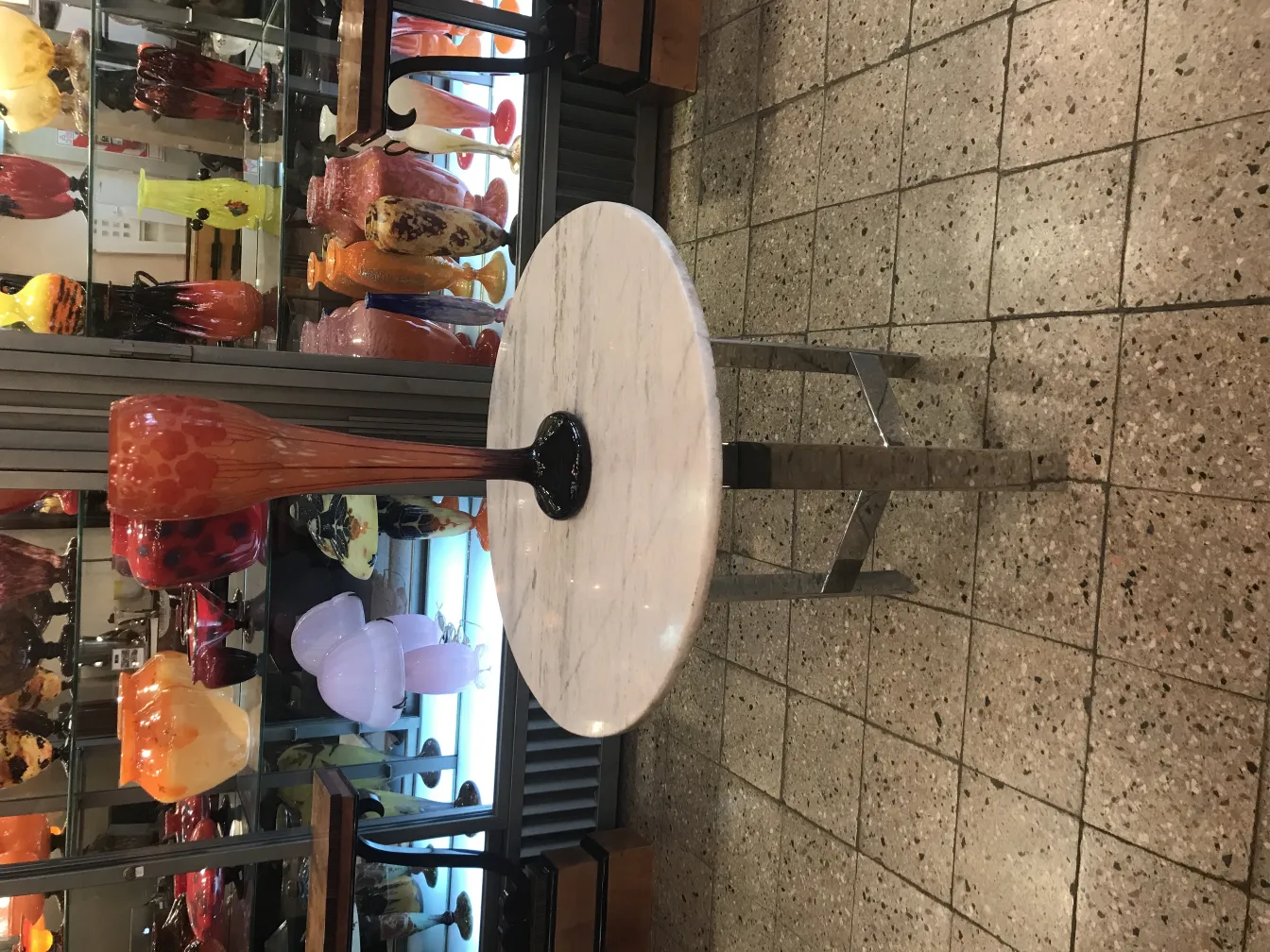 우아한 서명된 유리잔(Le Verre)이 고전적인 환경에 있습니다.