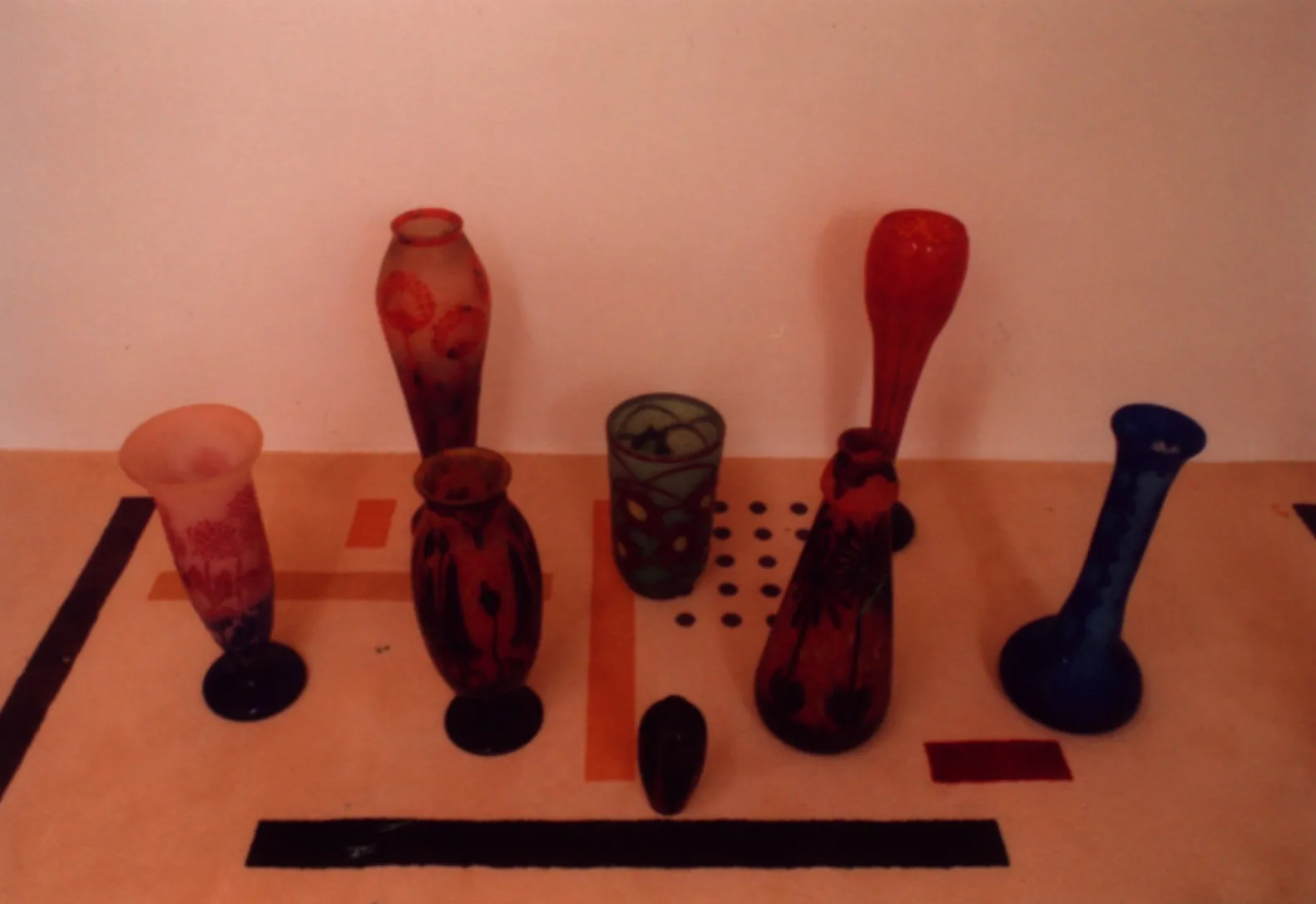 さまざまな形や色のサイン入り古代ガラス（Le Verre）花瓶。