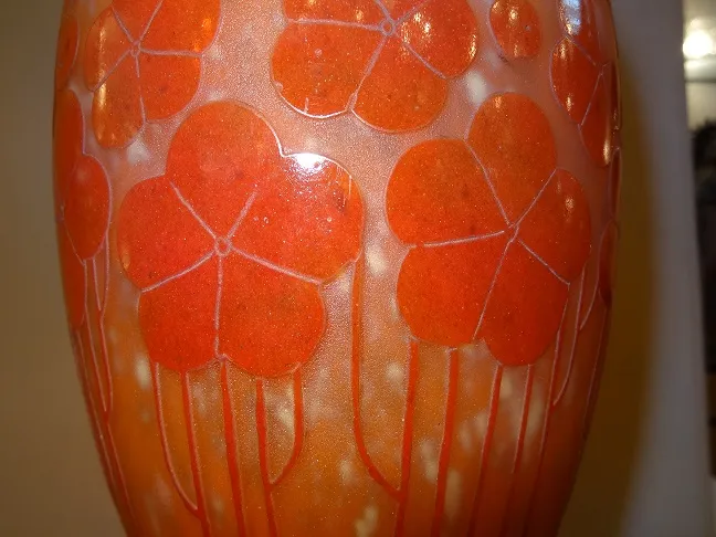 Antikes Glas mit roten Blumen, signiert Le Verre