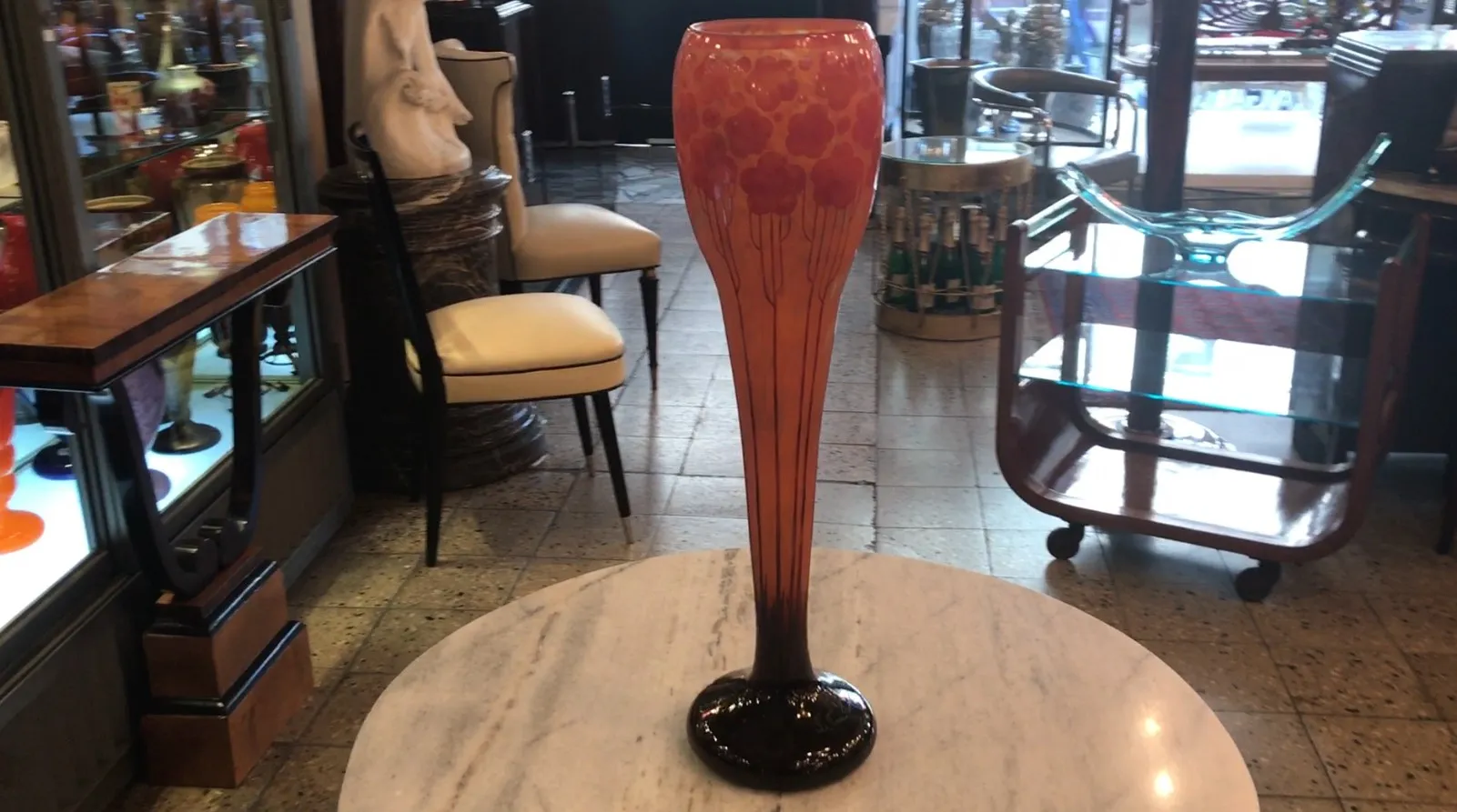 vetro antiquariato firmato le verre in un contesto di antiquariato