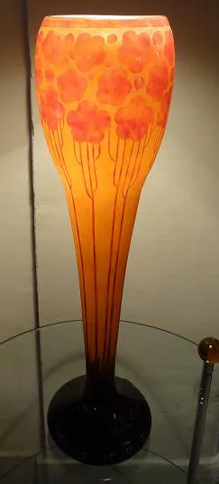 पुरातात्विक ग्लास वास Le Verre पर लाल फूलों का डिज़ाइन