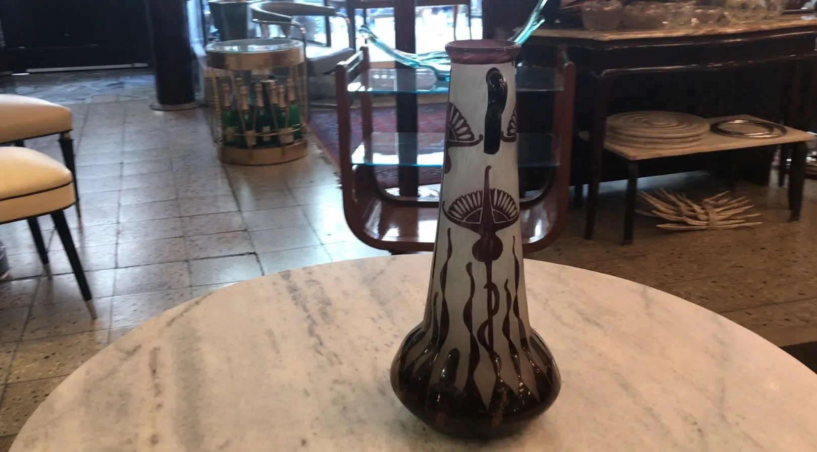 زجاج موقّع (Le Verre) في بيئة زخرفية قديمة