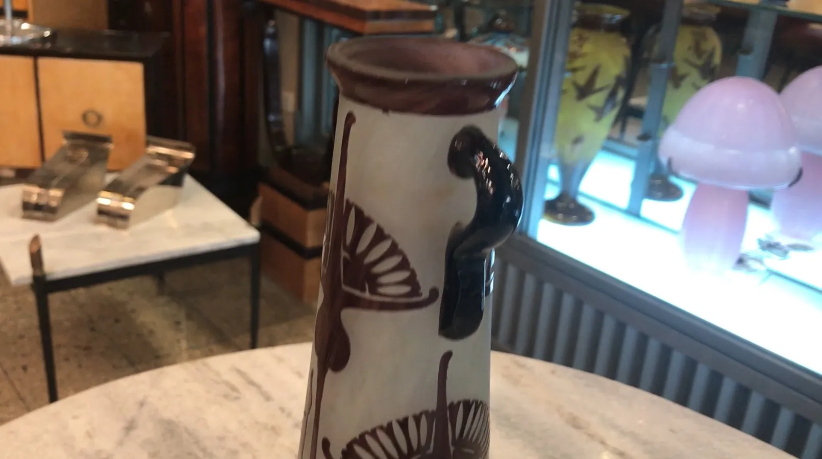 vase antico decorato con farfalle, sfondo chiaro