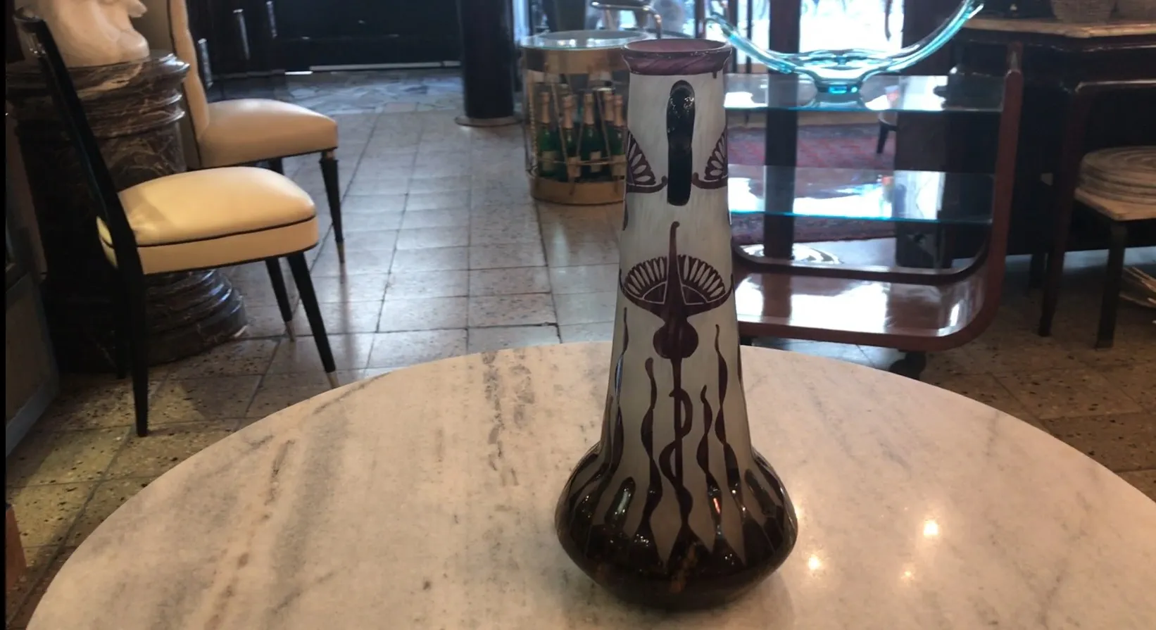 vidro assinado le verre com decoração floral escura em uma mesa de mármore