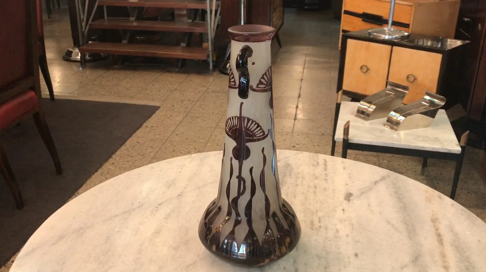 サイン入りグラス（Le Verre）、エレガントな装飾、明るい背景、古代の環境