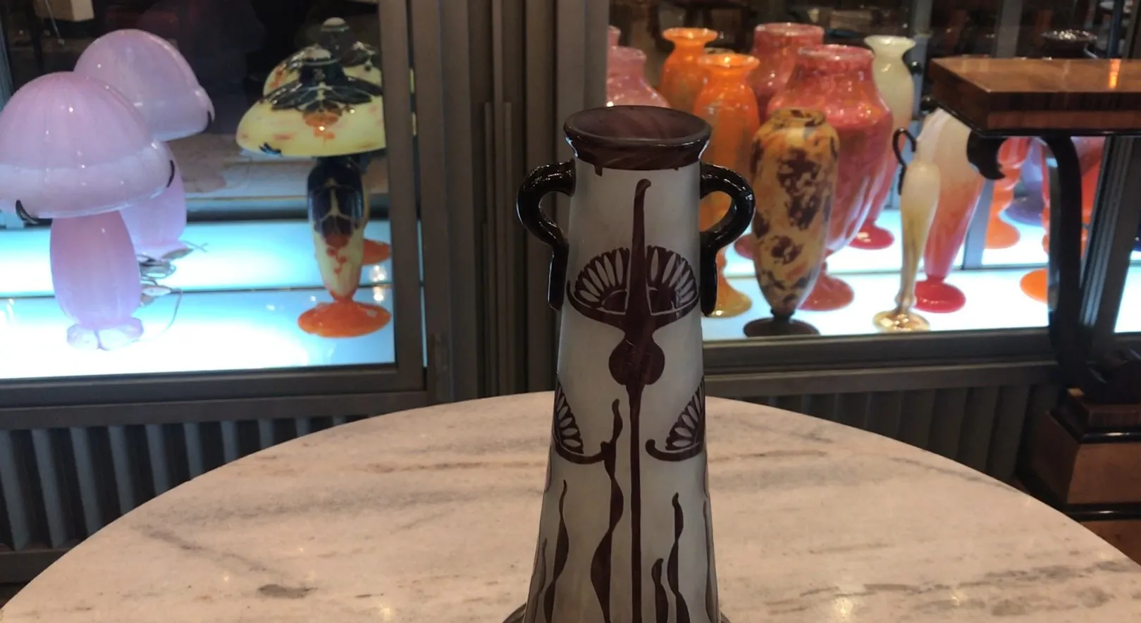 vase ancien avec motif décoratif sur fond clair