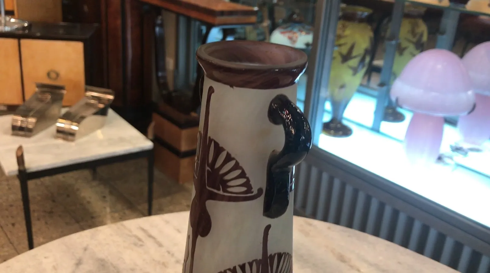 고대 서명된 유리잔 Le Verre, 독특한 디자인과 손잡이