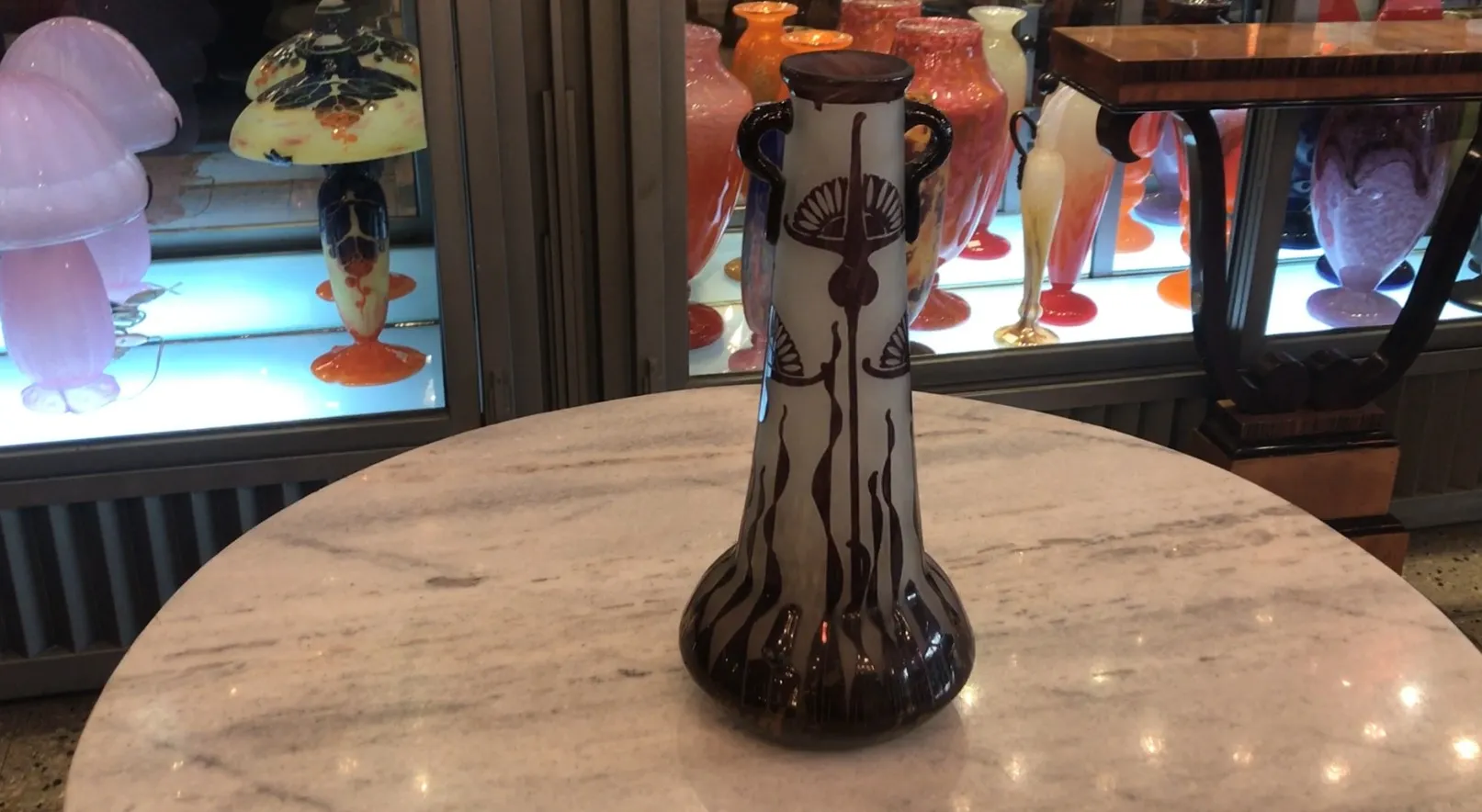 Vase ancien en verre signé Le Verre avec décorations élégantes