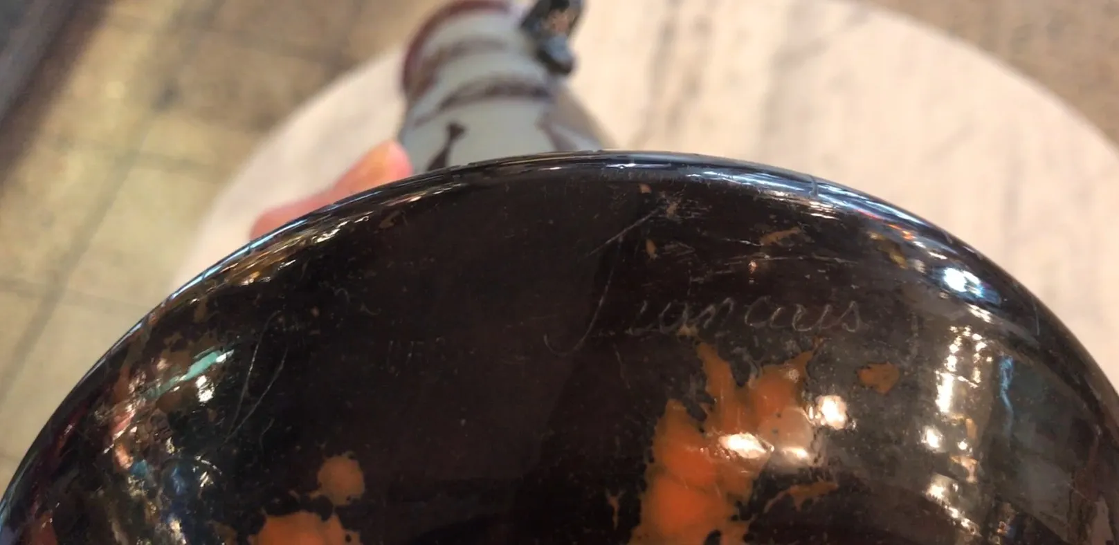 verre signé avec des détails uniques et apparence ancienne