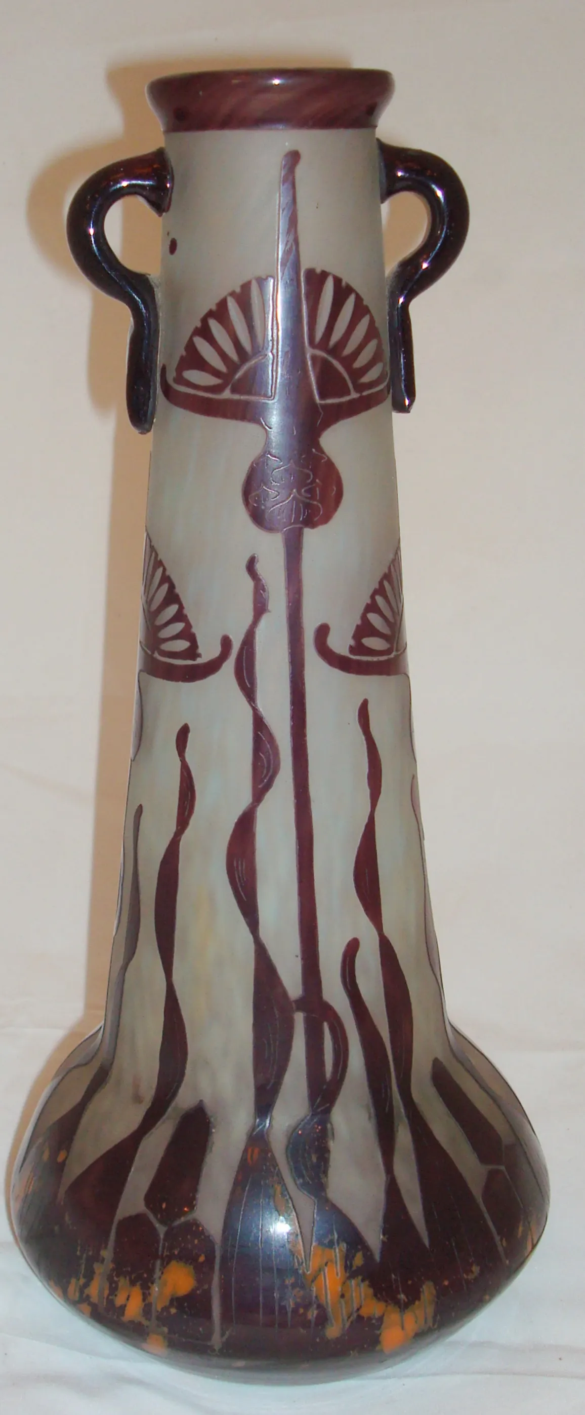 Vase en verre ancien avec motif de fleurs, signé.