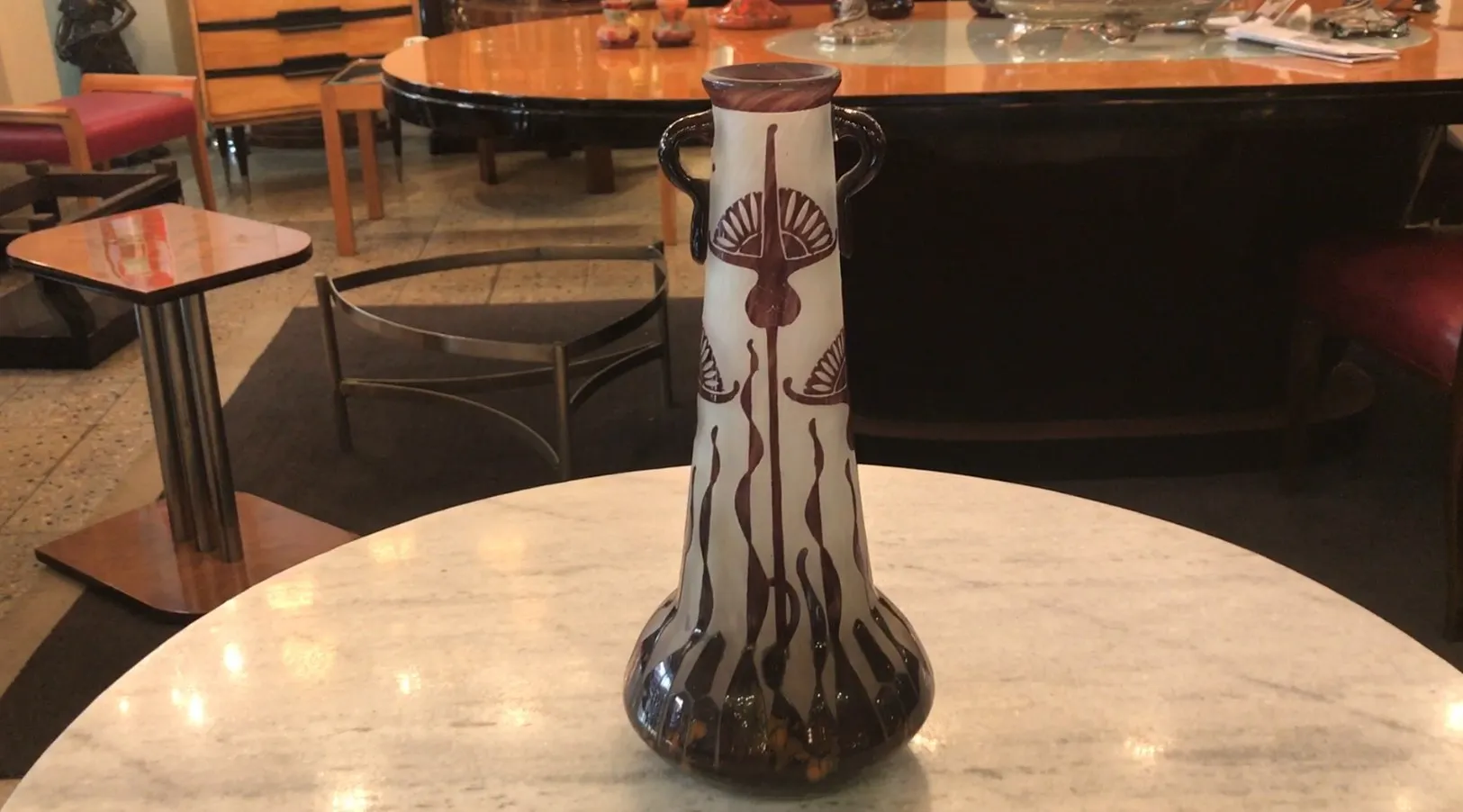 Vaso antiguo firmado Le Verre con diseño decorativo