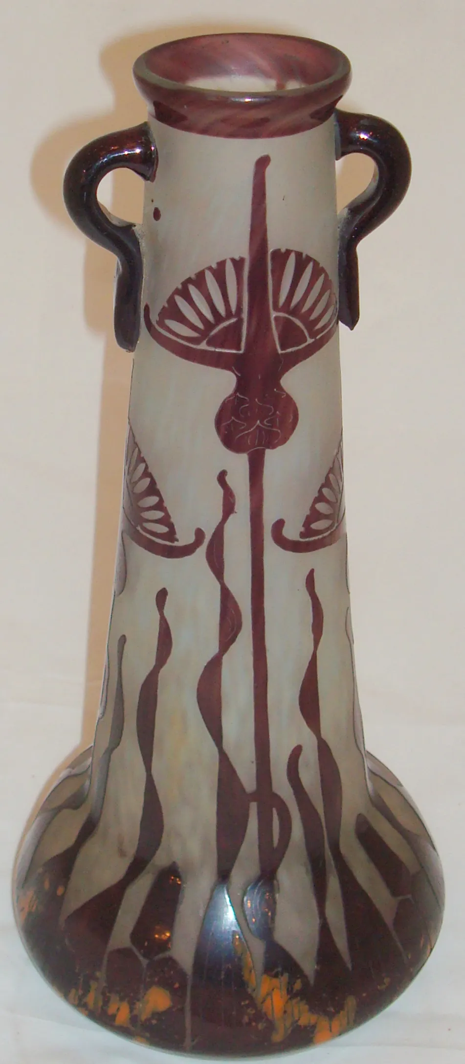 Vase ancien en verre signé Le Verre avec des motifs floraux en violet et couleurs claires.