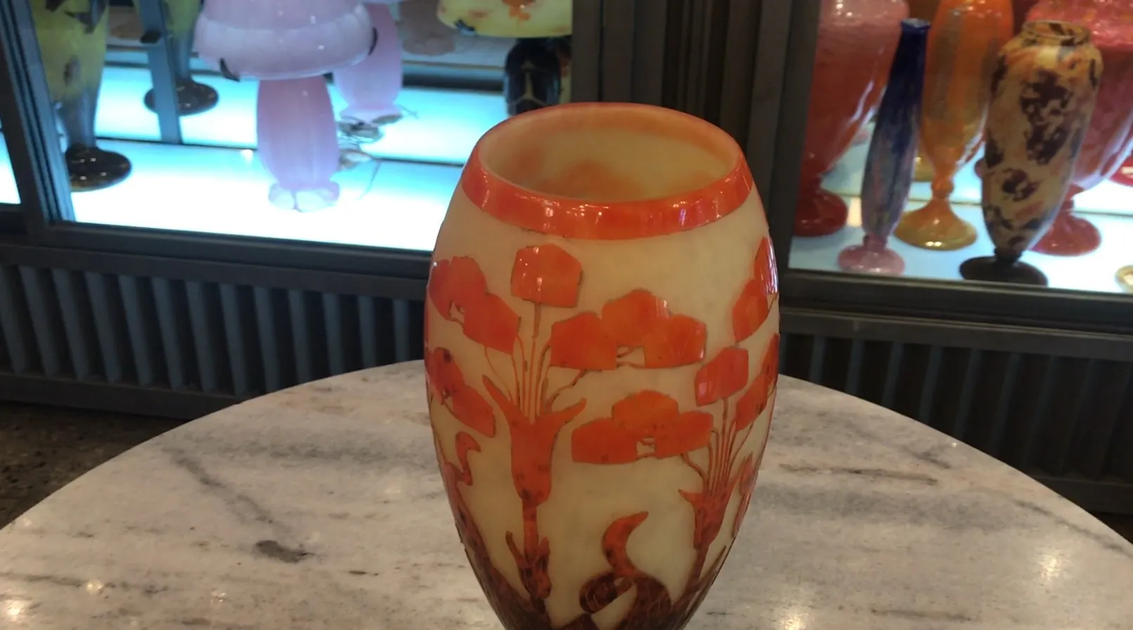 Jarrón antiguo de vidrio con diseño de flores anaranjadas