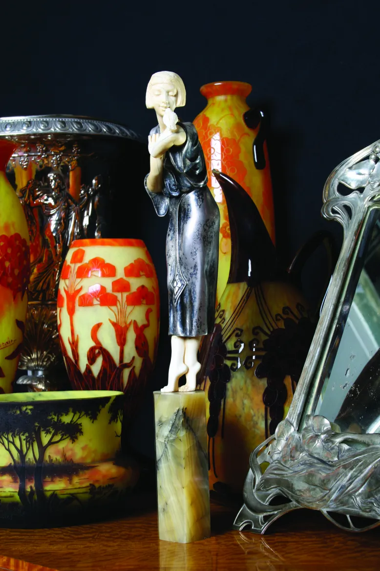 Vetro firmato antico (Le Verre) con figura decorativa