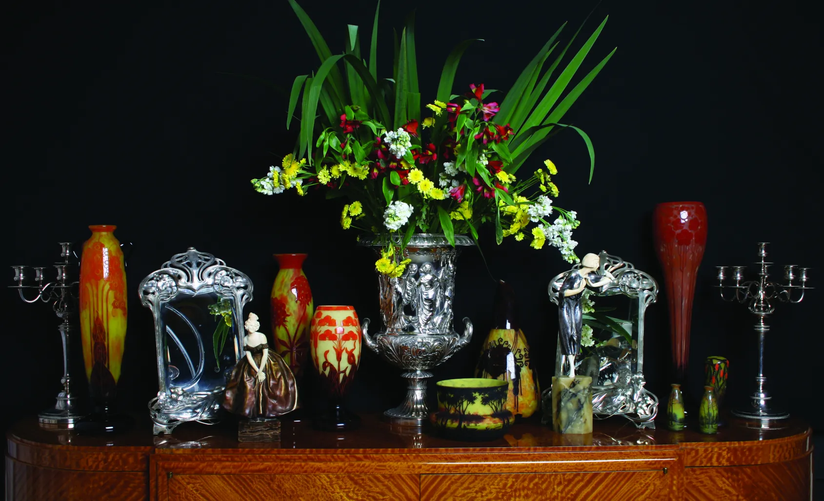 Verre signé Le Verre sur un fond d'antiquités.