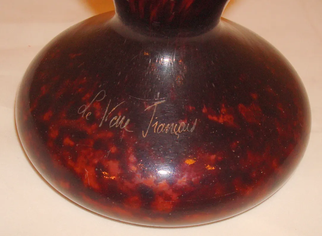 Vidro assinado antigo de Le Verre, cor escura com detalhes intricados!