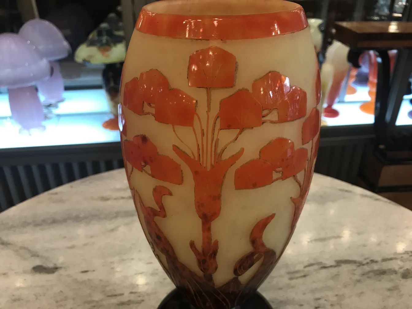 古代の花の彫刻やLe Verreスタイルのガラス作品。